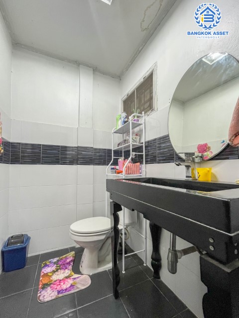 ทาวน์เฮ้าส์มือสองย่านนนทบุรี ม.กฤษดานคร10 รัตนาธิเบศร์-บางใหญ่ เนื้อที่มากถึง 20 ตร.ว. ฟังก์ชัน 2 ห้องนอน 2 ห้องน้ำ 1 ที่จอดรถ ทำเลเยี่ยม ติดถ.รัตนธิเบศร์ เพียง 200 เมตรก็ถึงรถไฟฟ้าสายสีม่วง "สถานีสามแยกบางใหญ่" ใกล้เซ็นทรัลเวสต์เกต และทางด่วน "กาญจนาภิเษก"